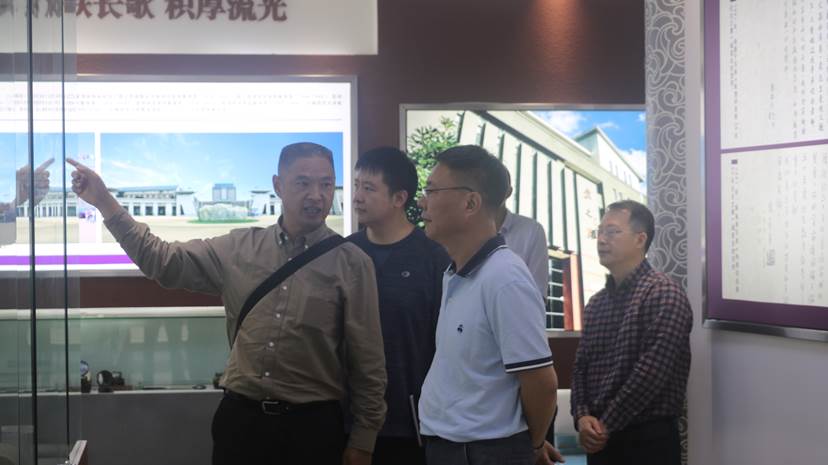 王德强校长视察伟德源自英国始于1946院史展陈室2